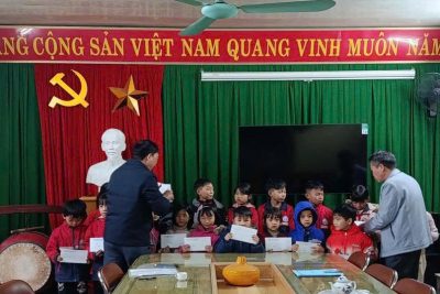 TẶNG QUÀ TẾT CHO HỌC SINH CÓ HOÀN CẢNH KHÓ KHĂN