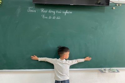 Hoạt động trải nghiệm trong tiết Toán: Thực hành đo độ dài lớp 1C