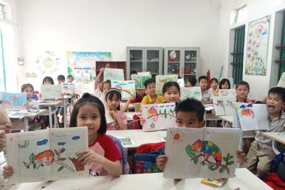 Hình ảnh học sinh lớp 2C vẽ tranh tắc kè hoa