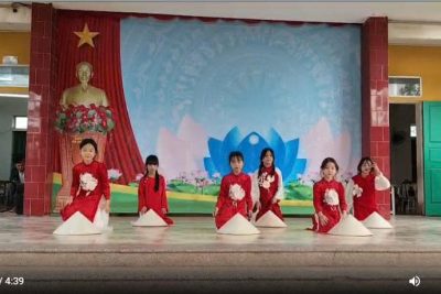 VĂN NGHỆ SINH HOẠT DƯỚI CỜ CỦA HỌC SINH LỚP 4C VỚI BÀI MÚA: VIỆT NAM ƠI