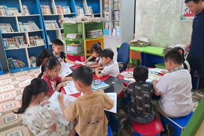 TIẾT HỌC THƯ VIỆN MÔN MĨ THUẬT CỦA HỌC SINH LỚP 1 – TRƯỜNG TIỂU HỌC HOÀNG NAM