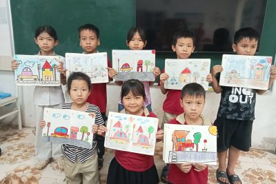 Hình ảnh học sinh lớp 2A vẽ tranh phương tiện giao thông.