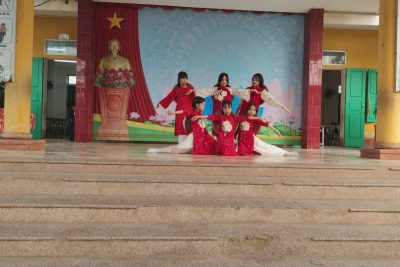 Lớp 4C tỏa sáng trong giờ sinh hoạt dưới cờ với tiết mục múa “Việt Nam ơi”