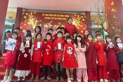 Lớp 2B hoạt động trải nghiệm mừng Đảng-mừng Xuân.