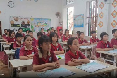 Các em học sinh lớp 3 – Trường Tiểu học Hoàng Nam trong giờ học Âm nhạc với bài hát ‘Hè về vui quá’ của nhạc sĩ Hoàng Ngọc Oanh