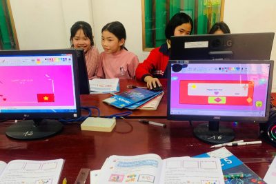 Hình ảnh học sinh làm thiệp chúc mừng năm mới bằng phần mềm đồ hoạ