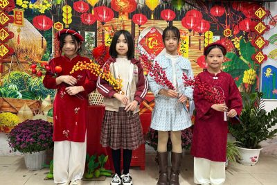 Hình ảnh học sinh lớp 4D chào đón Xuân Bính Ngọ