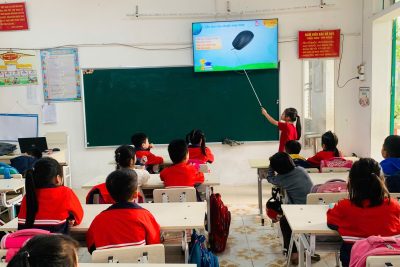 Học sinh lớp 1D làm quen với chuột máy tính