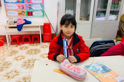 Học sinh lớp 3 điểm trường B trường Tiểu học Hoàng Nam làm đồ dùng học tập