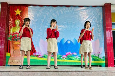 Lớp 4D bắt đầu tuần học mới đầy hứng khởi