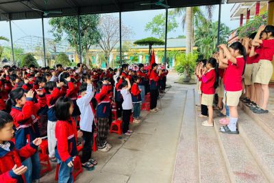 Hình ảnh sinh hoạt dưới cờ lớp 4D chủ đề “Lòng nhân ái”