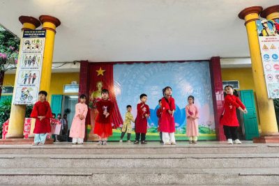 RỘN RÀNG BUỔI SINH HOẠT DƯỚI CỜ ĐẦY Ý NGHĨA CỦA TẬP THỂ LỚP 3D