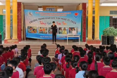 Tiết mục đơn ca“Thương lắm thầy cô ơi” trong chương trình giao lưu văn hóa, văn nghệ “Nghệ thuật tình thương”