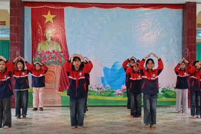 Các bạn học sinh trường Tiểu học Hoàng Nam hăng say tập luyện bài nhảy ‘Cùng Kun bảo vệ muôn loài’