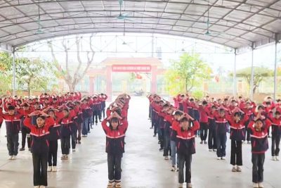 Màn đồng diễn của các bạn học sinh trường Tiểu học Hoàng Nam với bài ” Cùng Kun bảo vệ muôn loài”  trong ngày hội ” Thiếu nhi vui khoẻ – Tiến bước lên Đoàn”