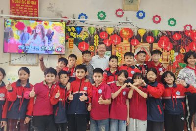 Một số hình ảnh giáo viên cùng phụ huynh và học sinh tham gia tìm hiểu Tết cổ truyền.