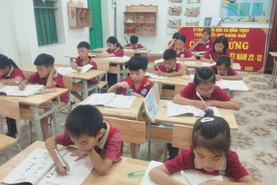 Các em học sinh tích cực ôn luyện  môn Tiếng anh chuẩn bị cho kỳ khảo sát và kỳ thi cuối năm học 2025-2026